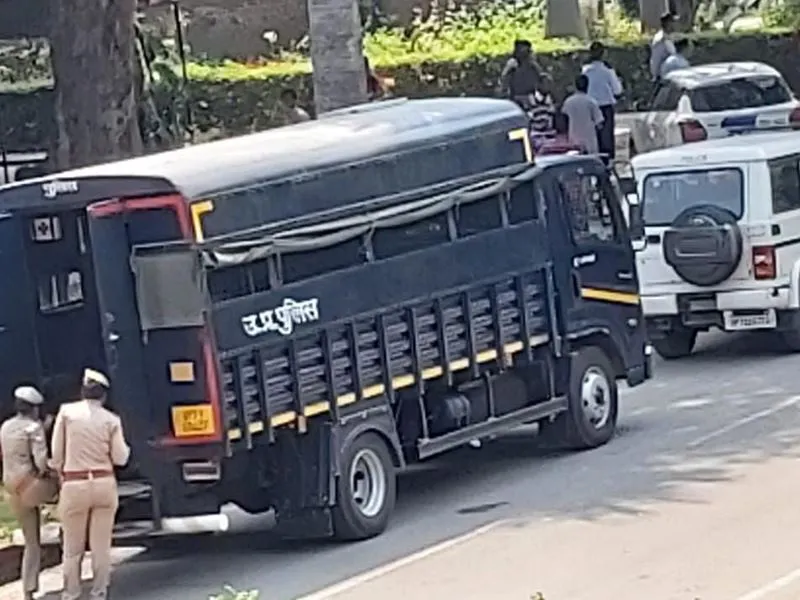 प्रयागराज: लाल बन्धुओं की गिरफ्तारी करने पहुंची पुलिस टीम, कुछ जरूरी दस्तावेज लगे हाथ