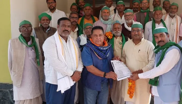 Chitrakoot : राजा बुंदेला ने कहा, समस्याओं के समाधान को लखनऊ आइए, किसानों ने की मुलाकात