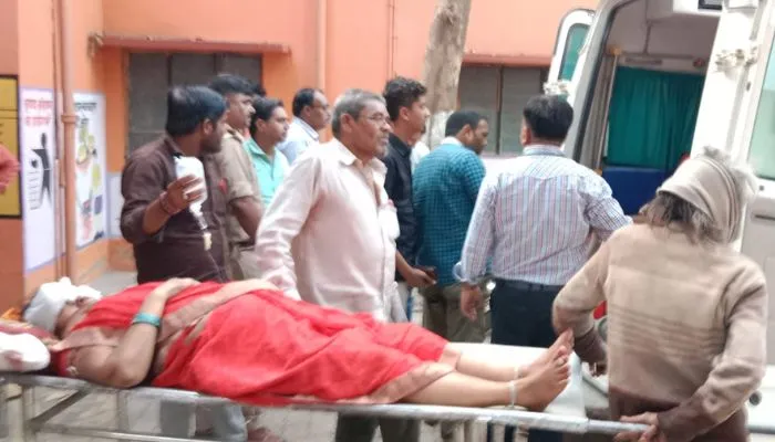 Chitrakoot News : सड़क हादसों में श्रद्धालु सहित तीन की मौत, 12 लोग घायल, कार पलटने से हुआ हादसा