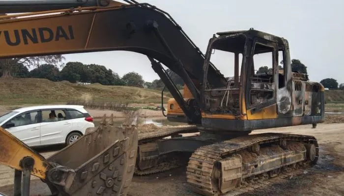 Banda: कर्वी विधायक, ब्लाक प्रमुख सहित 25 पर मुकदमा, खदान संचालक ने JCB व पोकलैंड मशीनें जलाने का लगाया आरोप