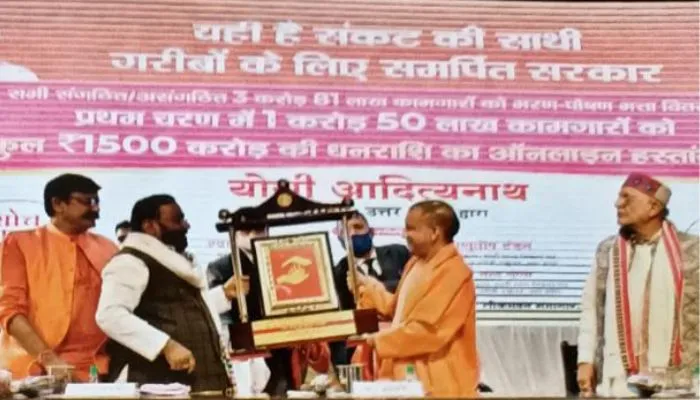 Unnao News : सरकारी कार्यक्रम में झलकी स्वामी भक्ति, बांटी गईं तस्वीर लगी किताबें