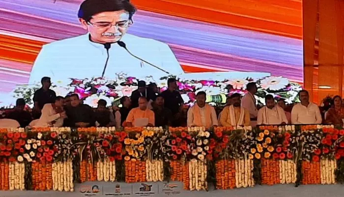 CM Yogi Adityanath और केंद्रीय मंत्री Nitin Gadkari पहुंचें Mahoba, 3500 करोड़  की परियोजनाओं का किया शिलान्यास