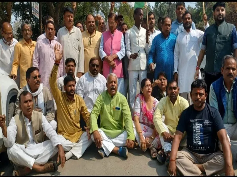 अयोध्या: भ्रष्ट यार-बचाए सरकार ...अडानी मामले को लेकर कांग्रेस ने किया प्रदर्शन