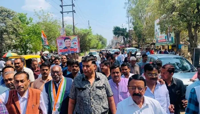 Kanpur: कांग्रेसियों ने केंद्र सरकार पर तंज कसकर किया प्रदर्शन, राजभवन घेरो आंदाेलन समर्थन का किया आह्वान