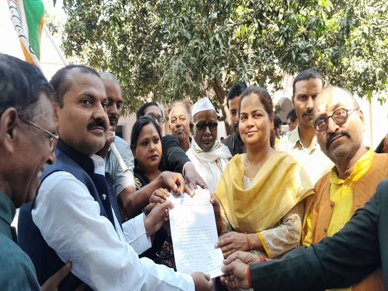 बहराइच: गैस सिलेंडर के बढ़े दाम तो कांग्रेसियों ने जताई नाराजगी, सौंपा ज्ञापन