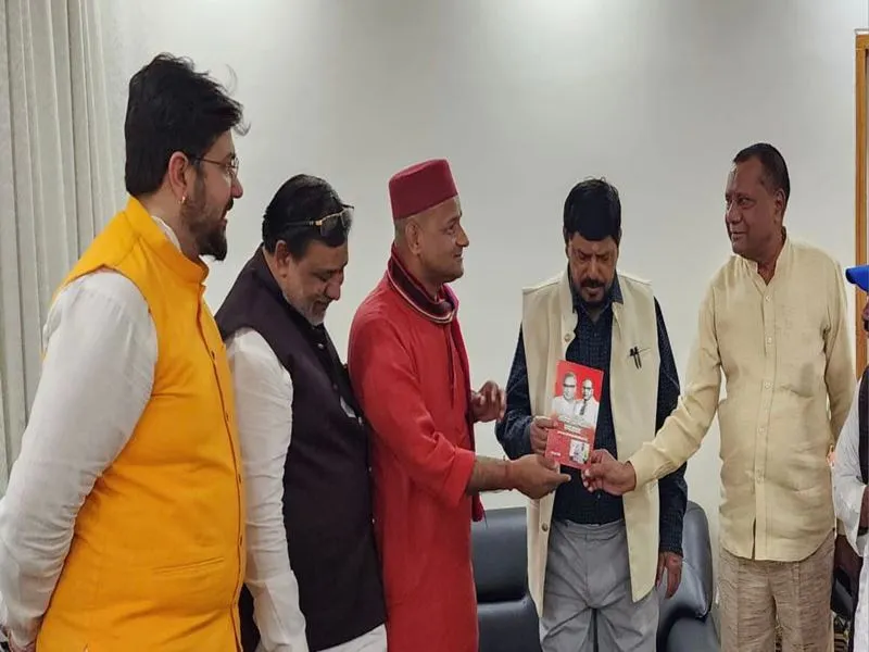 लखनऊ: समाजवादी चिंतक दीपक मिश्र ने हिंदी को समृद्ध बनाने के लिए मांगी केंद्रीय मंत्री की मदद