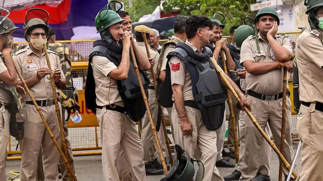 पुलिस के जवान ने अपने दो सहकर्मियों को गोली मारी, मौत 