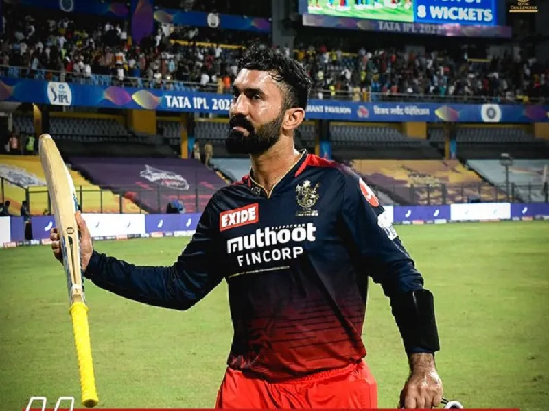 IPL 2023 : 'आप शानदार कर रहे हैं', Dinesh Karthik की कमेंट्री का लुफ्त उठाते हैं MS Dhoni