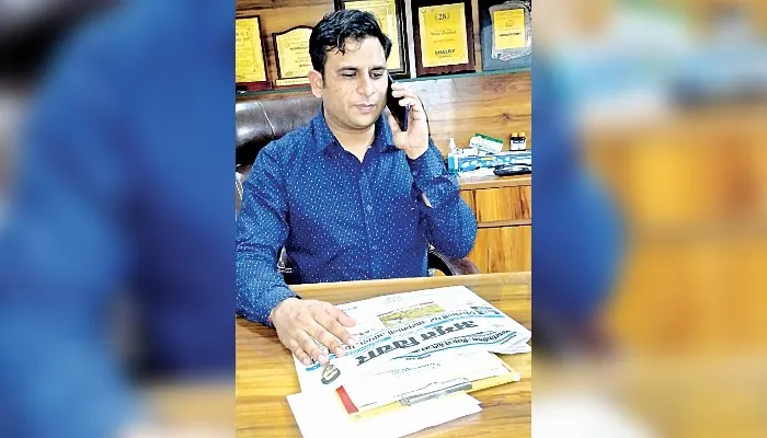 Hello Amrit Vichar में डॉक्टर अमित मिश्रा ने पाठकों के सवालों के दिए जवाब, कहा- मोबाइल कमर, कंधे और पीठ का बढ़ा रहा दर्द