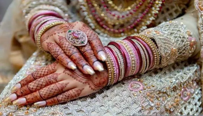 Fatehpur में शादी समारोह के बीच पहुंचा प्रेमी, मंडप पर बैठी दुल्हन को उठाने का किया प्रयास, फिर हुआ ये