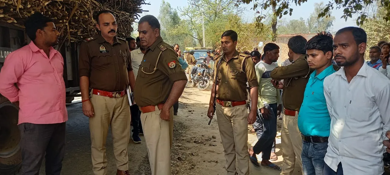 पीलीभीत : ट्रैक्टर ट्रॉली ने बाइक में मारी टक्कर, महिला की मौत, पति-बेटी गंभीर 