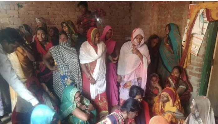 फर्रुखाबाद की घटना दिल को झकझोर देगी, फंदे पर लटका देख दादी से बच्चे बोले मां झूला झूल रही