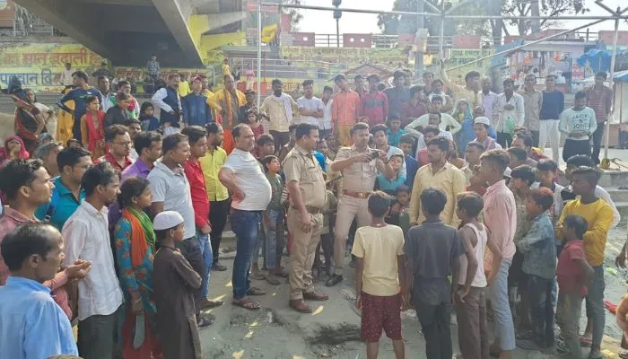 Farrukhabad News : गंगा में छह छात्र डूबे, एक की मौत, गोताखोरों ने पांच को बचाया, परिजनों में मची चीख-पुकार