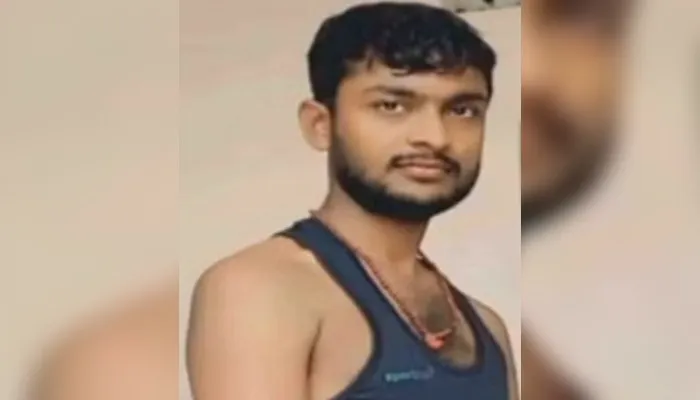 Fatehpur Accident : पिकअप में फंस कर सौ मीटर घिसटता रहा दुकानदार का शव, परिजनों में मची चीख-पुकार