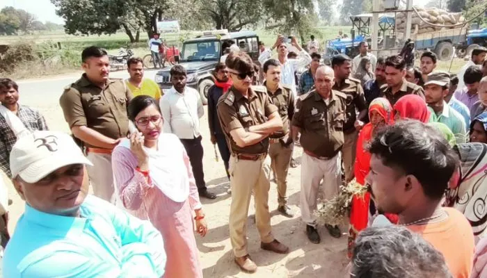 Fatehpur News : मुआवजे की मांग को लेकर किया रोड जाम, किसानों ने कोल्ड स्टोर में डाला ताला