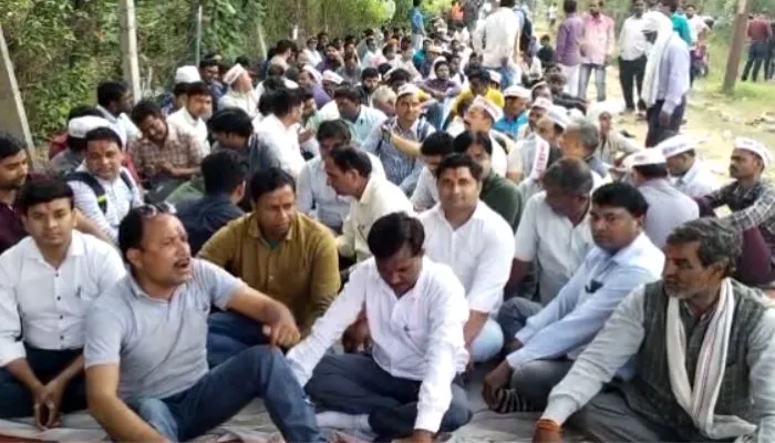 Fatehpur News : बिजली कर्मियों के कार्य बहिष्कार करने पर जेई समेत दर्जनों पर मुकदमा, 19 कर्मी बर्खास्त