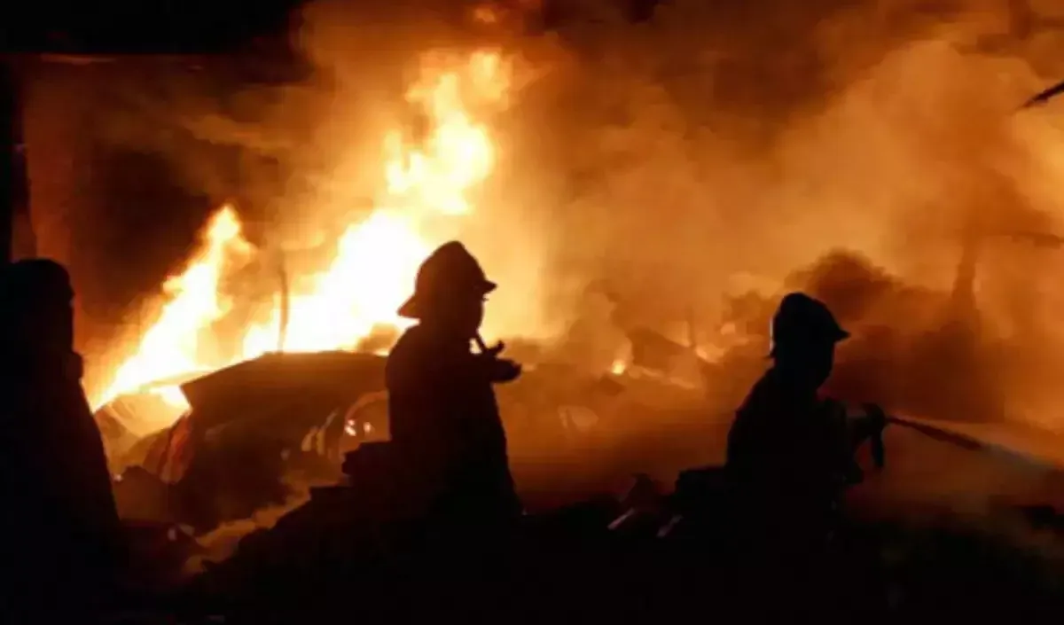 महाराष्ट्र : ठाणे जिले के गोदाम परिसर में लगी आग पर 13 घंटे बाद काबू पाया गया 