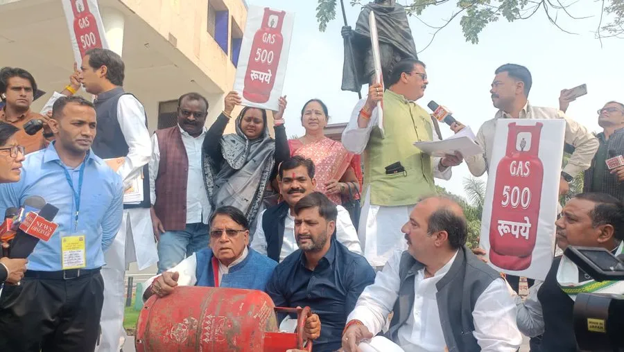 मध्यप्रदेश: रसोईगैस सिलेंडर के दाम बढ़ाने पर कांग्रेस का बहिर्गमन