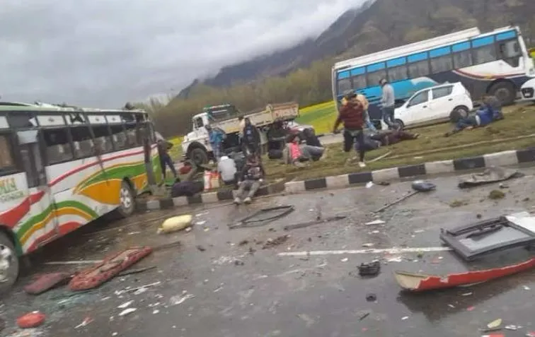 जम्मू-कश्मीर के पुलवामा में बस पलटी, चार लोगों की मौत,  28  घायल 