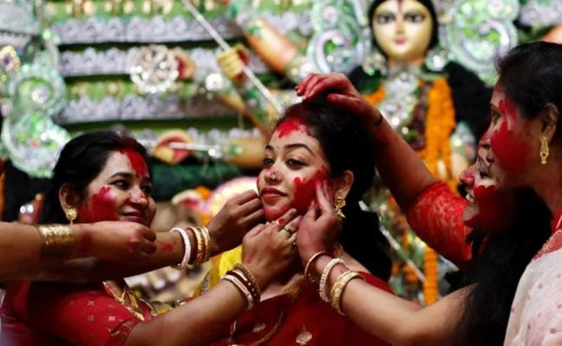 दिनेशपुर: मां को सिंदूर चढ़ाने के बाद सुहागिनों ने खेली सिंदूर की होली