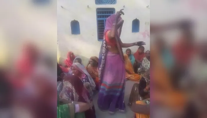 Holi 2023 : Hamirpur के इस गांव में पुरुषों को भगाने के बाद घूंघट वाली महिलाएं खेलती होली, जानिए इसकी वजह