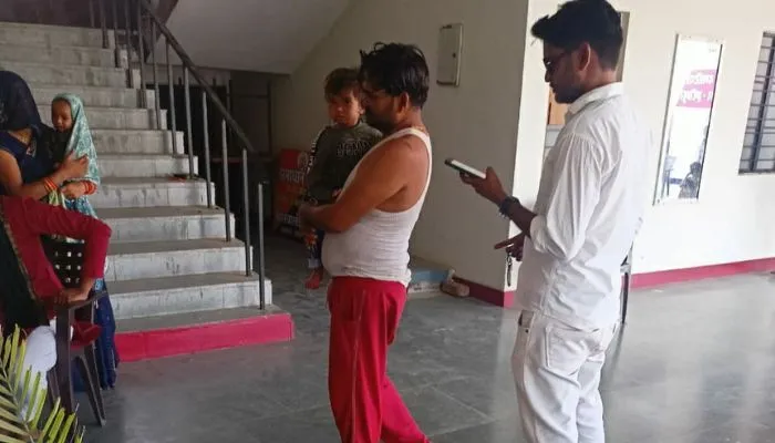 परिवार संग कोतवाली पहुंचे युवक ने पेट्रोल डालाकर किया आत्मदाह का प्रयास, पुलिस के फूले हाथ-पांव , फिर हुआ ये…
