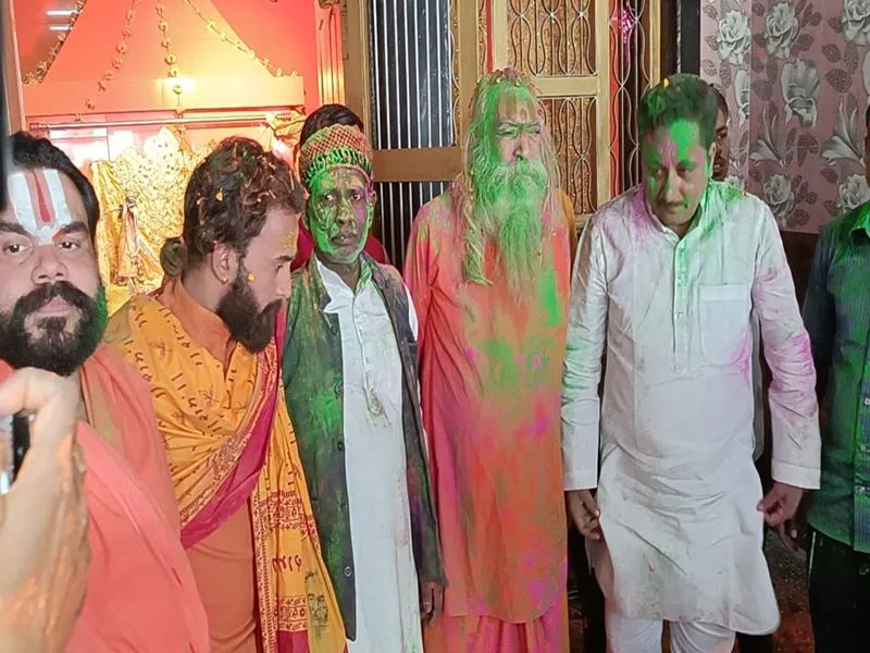 अयोध्या: होली खेले रघुवीरा.. पर झूमे संत व मुस्लिम समुदाय के लोग