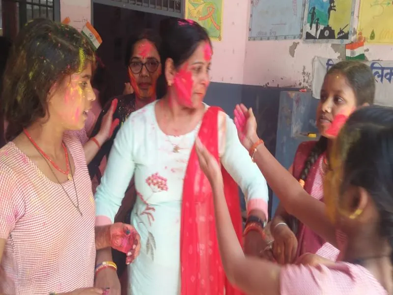बहराइच: छात्रों और शिक्षकों ने एक दूसरे को रंग-गुलाल लगाकर दी होली की बधाई 