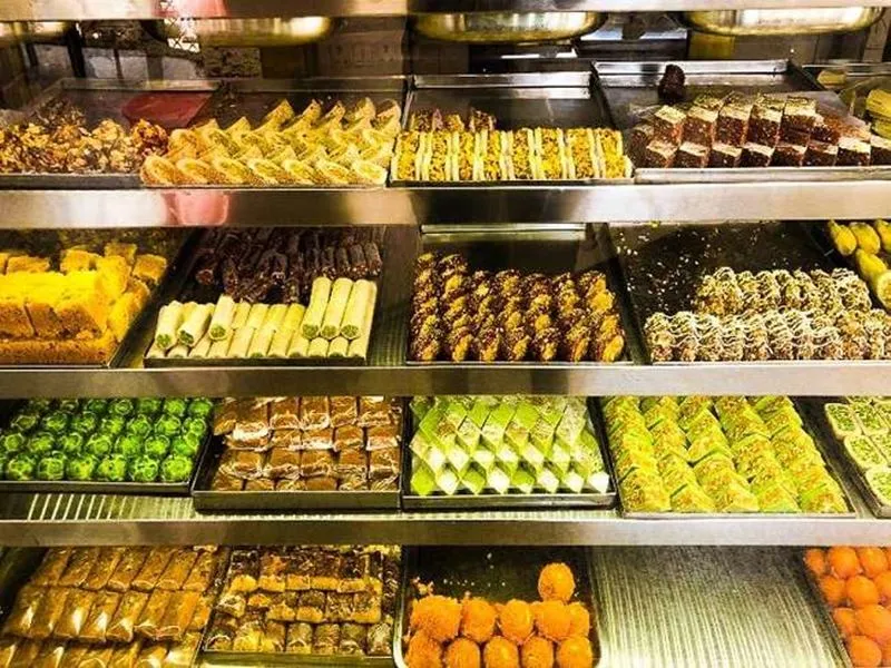 होशियार: कहीं आपकी सेहत न बिगाड़ दें चमकदार मिठाइयां व गुझिया...