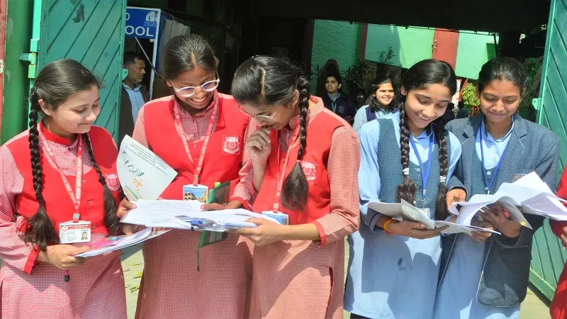 मुरादाबाद: गणित के सवालों में उलझे परीक्षार्थी, 1318 परीक्षाथियों में 23 गैरहाजिर