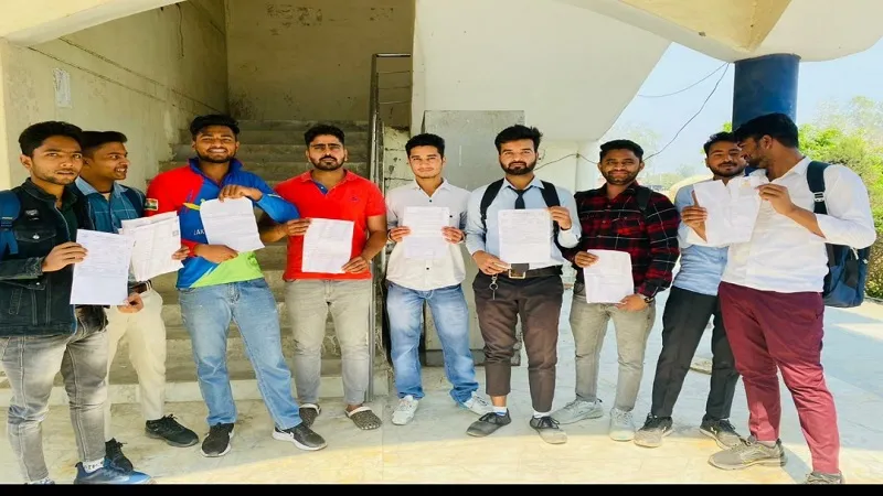 बिजनौर: स्कालरशिप आवेदन सत्यापन न होने पर छात्रों ने किया हंगामा