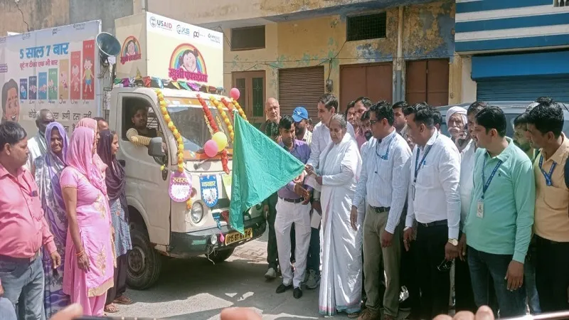 संभल: राज्यमंत्री ने खुशी एक्सप्रेस को झंडी दिखाकर किया रवाना, टीकाकरण के प्रति करेगा जागरूक