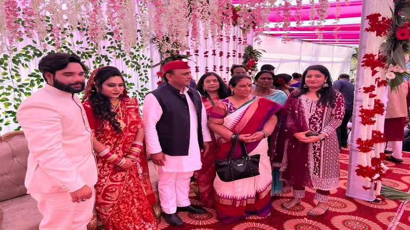 बिजनौर : पूर्व मुख्यमंत्री अखिलेश यादव ने नवदंपति को दिया आशीर्वाद 