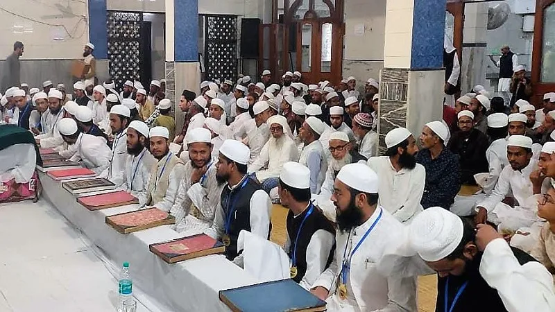 मुरादाबाद: मदरसे से फारिग हुए 38 तलबा की हुई दस्तारबंदी