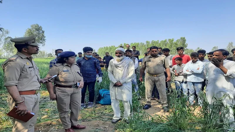 मुरादाबाद: पेड़ से लटका मिला मजदूर का शव, सीओ और फॉरेंसिक टीम ने की जांच-पड़ताल