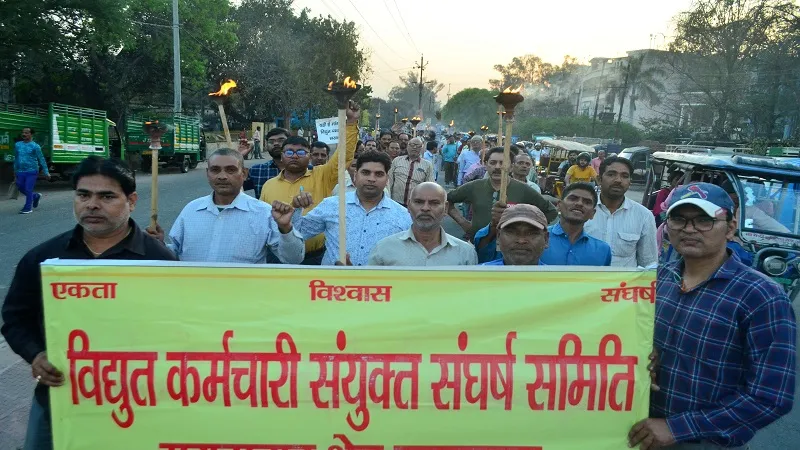 मुरादाबाद: मांगों को लेकर सड़कों पर उतरे बिजली विभाग के अधिकारी-कर्मचारी, निकाला मशाल जुलूस