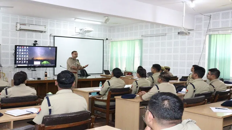 मुरादाबाद: यूपी कैडर के अधिकारियों को डीआईजी ने पढ़ाया पुलिसिंग का पाठ