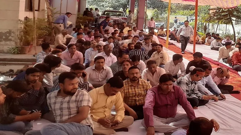 मुरादाबाद: कार्य बहिष्कार पर रहे बिजली कर्मचारी और अधिकारी, कल से करेंगे हड़ताल