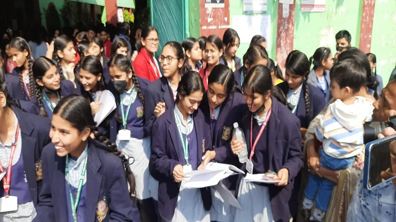 मुरादाबाद: अंग्रेजी का पेपर देख खिले परीक्षार्थियों के चेहरे, बोले- पेपर बहुत आसान, ढाई घंटे में किया हल 