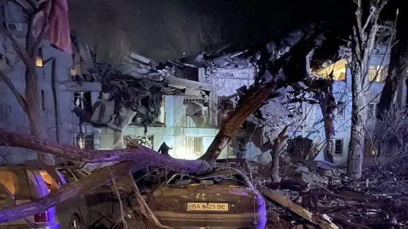 Ukraine: आवासीय इमारत पर रूसी मिसाइल हमले में तीन लोगों की मौत, छह घायल 