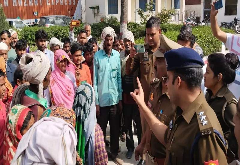 अमरोहा : युवती की बरामदगी को लेकर ग्रामीणों ने किया प्रदर्शन, प्रभारी निरीक्षक से हुई तीखी नोकझोंक