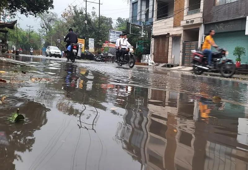 मुरादाबाद : तेज बारिश से सड़क पर भरा गंदा पानी, आवागमन में हो रही परेशानी