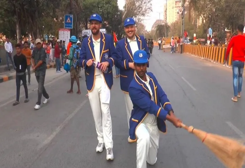 IND vs AUS : होलकर स्टेडियम झाड़ू लेकर पहुंचे ऑस्ट्रेलियाई प्रशंसक, बल्लेबाजों से कहा- 'नो स्वीपिंग' 