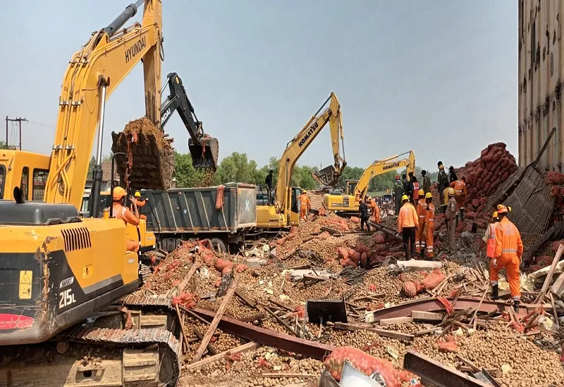 संभल कोल्ड स्टोरेज हादसे में अब तक 14 लोगों की मौत, मालिकों के चार नजदीकी पुलिस हिरासत में...देखें भयावह तस्वीरें