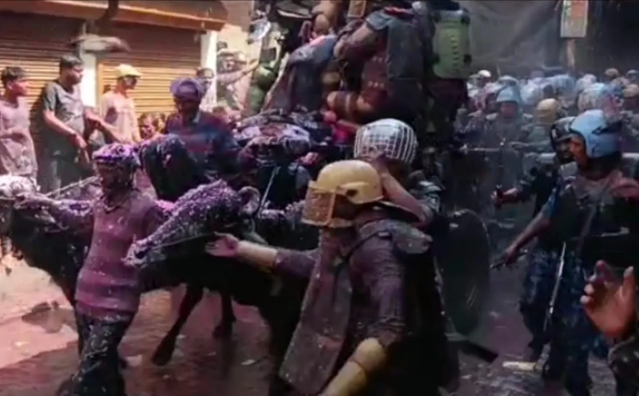 शाहजहांपुर में निकला लाट साहब का जुलूस, रंगों संग बरसे जूते चप्पल