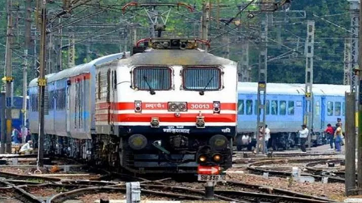 मध्य रेलवे ब्राडगेज लाइनों के विद्युतीकरण पर पूरी टीम को पीएम ने दी की बधाई 