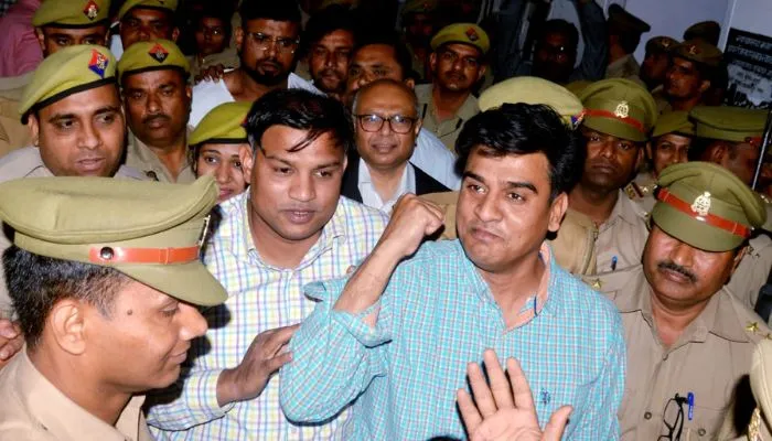 SP MLA Irfan Solanki महराजगंज जेल से कानपुर कोर्ट हुए पेश, बोले- आदमी नहीं जानवर हैं हम… पेशाब भी नहीं करने दे रहे