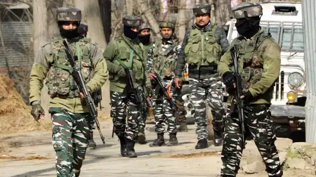 पुलवामा में सुरक्षा बलों और आतंकवादियों के बीच मुठभेड़