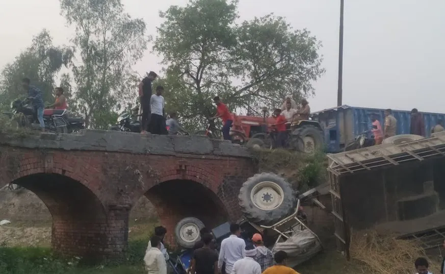 रामपुर: लगुन-टीके से वापस लौट रही ट्रैक्टर ट्रॉली अनियंत्रित होकर तालाब में गिरी, 5 घायल, एक गंभीर 