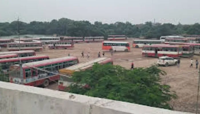 Kanpur: होली का त्यौहार नजदीक आते ही सफर की मारामारी शुरू, बस अड्डे व रेलवे स्टेशन पर सीट पाने के लिए होती मारामारी